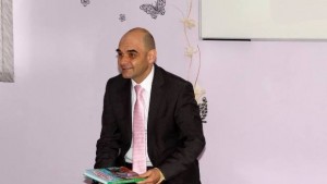 Николай Сираков чете приказки на децата от ОДЗ Дъга