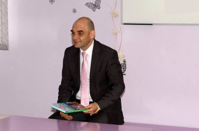 Николай Сираков чете приказки на децата от ОДЗ Дъга