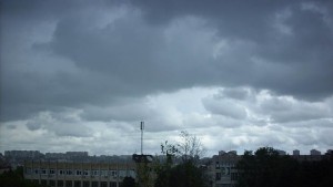 Силен вятър и застудяване утре