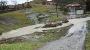 Дъждът вятърът и земетресението прекъснаха водопровод в сливенско село