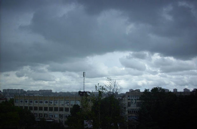 Застудява, предупреждават за валежи и силен вятър