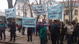 Пристанищни работници протестираха срещу ръководството на Порт Варна