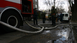 Жена е обгазена при пожар в центъра на София