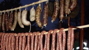 Хванаха мъж откраднал домашна ракия и суджук