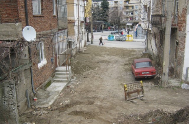 Ремонтират затвореното пространство срещу старото зъболечение в Дупница