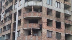 Недостроени блокове са станали дом на клошари СНИМКИ