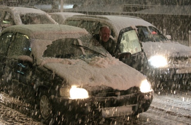 Снегът блокира София