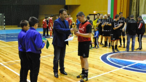 Кметът Даниел Панов награди победителя в зимния турнир по футбол