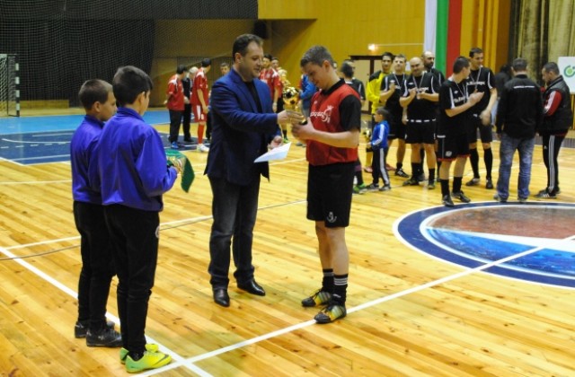 Кметът Даниел Панов награди победителя в зимния турнир по футбол
