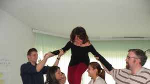 Доброволци правят законодателен театър