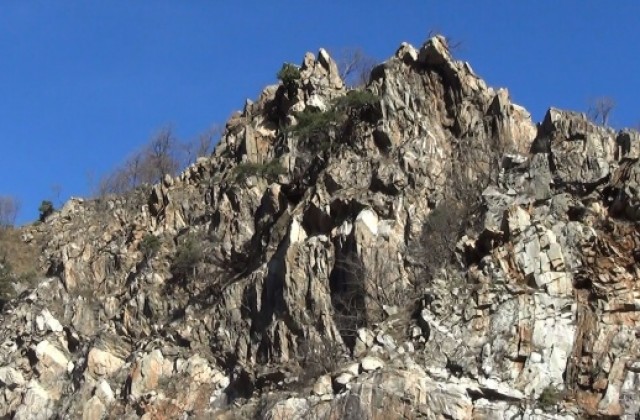 10-тонна скала се откърти близо до къщи в Кричим