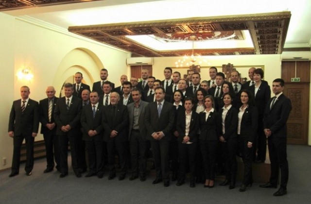 Кметът Даниел Панов отличи със златни значки международни футболни съдии