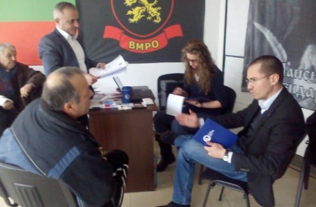 Десетки благоевградчани потърсиха подкрепата на евродепутат
