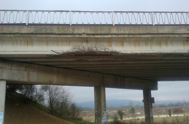 Опасен мост на входа на Казанлък