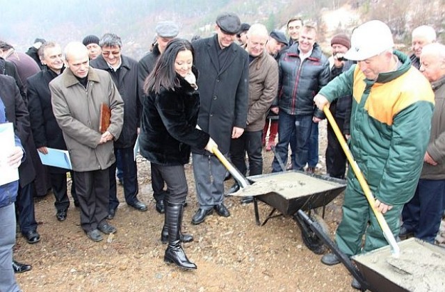 Министър Павлова положи капсула на времето в основите на язовир „Пловдивци”