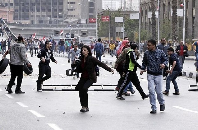 14 убити при сблъсъци между полиция и футболни запалянковци в Кайро