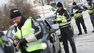 Пътните полицаи проверяват с камери и микрофони