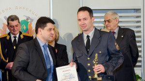 Наградиха варненски пожарникар предотвратил взрив на 50 цистерни