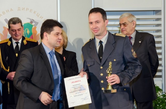 Наградиха варненски пожарникар, предотвратил взрив на 50 цистерни