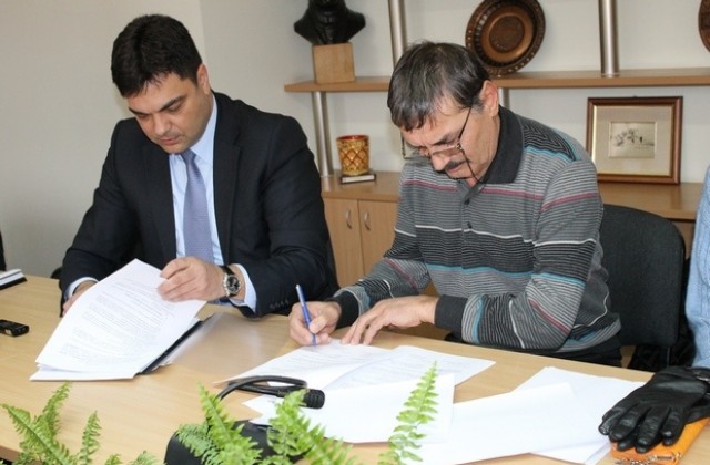 Подписаха първите договори за безплатно саниране в област Хасково