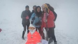 Крос щафета теглене на въже и снежни фигури на зимния