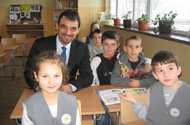 Зам.-председателят на Народното събрание посети първото си училище в Мездра