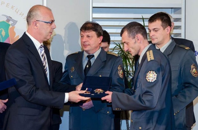 Наградиха четирима пожарникари от Северозапада