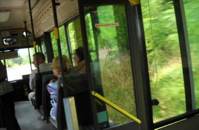 Пешеходец и пътничка в автобус са пострадали при пътни инциденти