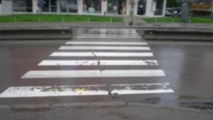 Шофьор блъсна 63годишна жена на пешеходна пътека и избяга