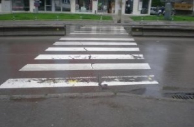 Шофьор блъсна 63-годишна жена на пешеходна пътека и избяга