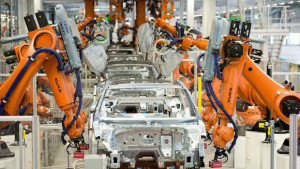 Роботи превземат фабриките