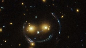 Телескопът Хъбъл засне космическо усмихнато лице