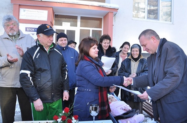 Връчиха договора на първия блок готов за саниране