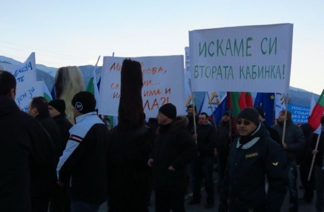 Стотици блокираха пътя за Банско с искане за втори лифт