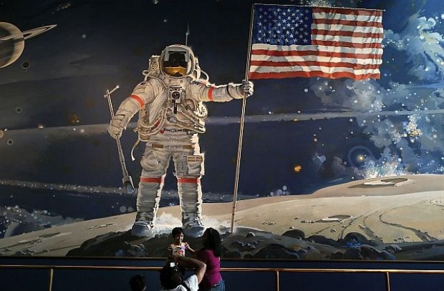 Камера, запечатала стъпването на Нийл Армстронг на Луната, е намерена в килер