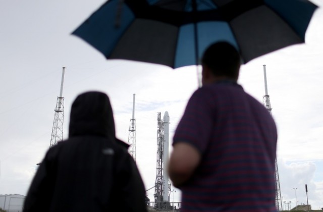 Отново отложиха изстрелването на ракетата на „Спейс екс”