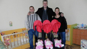Подаръци за тризнаците в Кукорево