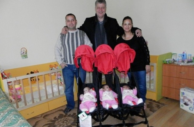 Подаръци за тризнаците в Кукорево