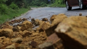 Почистиха паднали камъни на пътя над жп гарата във В