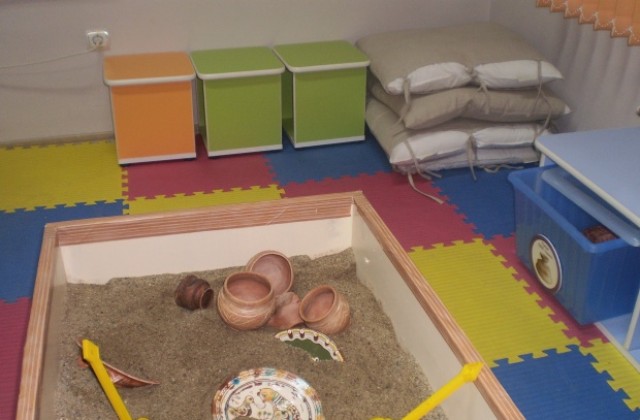 Деца опознават работата на археолозите в РИМ Кюстендил