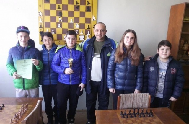 Учениците от II ОУ „Даскал Димитри и ПМГ са №1 по шахмат