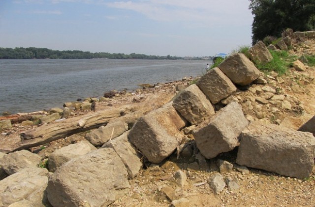 Баржа натоварена с 1133 тона азотни химически торове потъна напълно