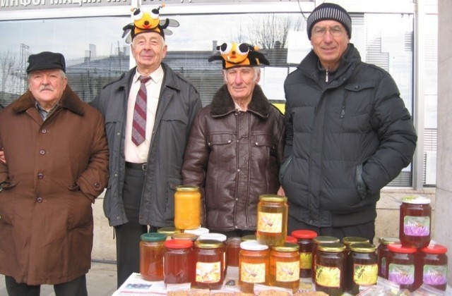 Изложба на мед и пчелни продукти организираха пчеларите в Мездра