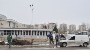 Колата с храната за болницата катастрофира