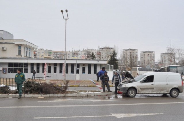 Колата с храната за болницата катастрофира