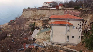 Свлачището край Балчик се разраства