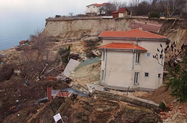 Свлачището край Балчик се разраства