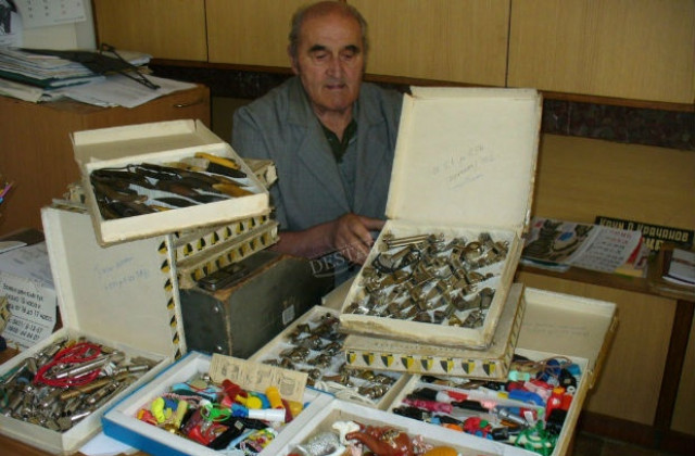 Почина най-големият колекционер на свирки в България