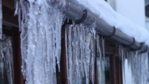 За почистване на ледените висулки призовават от общината