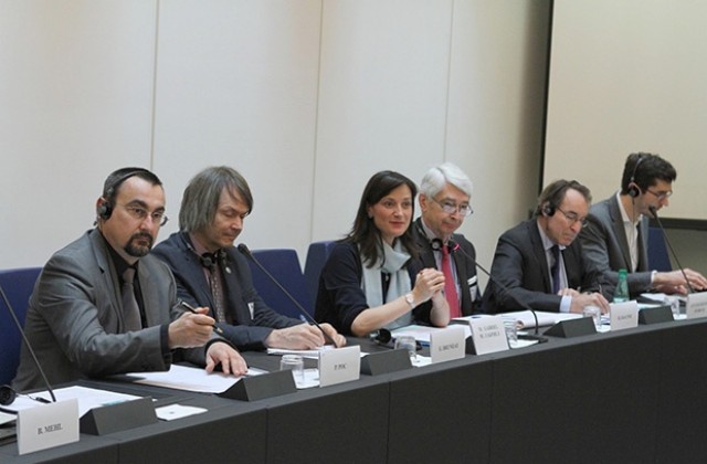 Мария Габриел оглави работна група по пчеларство в Европейския парламент